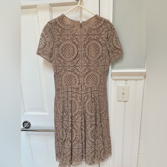 Burberry Lace Dress cafe-au-Lait Short Sleeve Knee Length Dress Size 8 - Picture 2 of 6